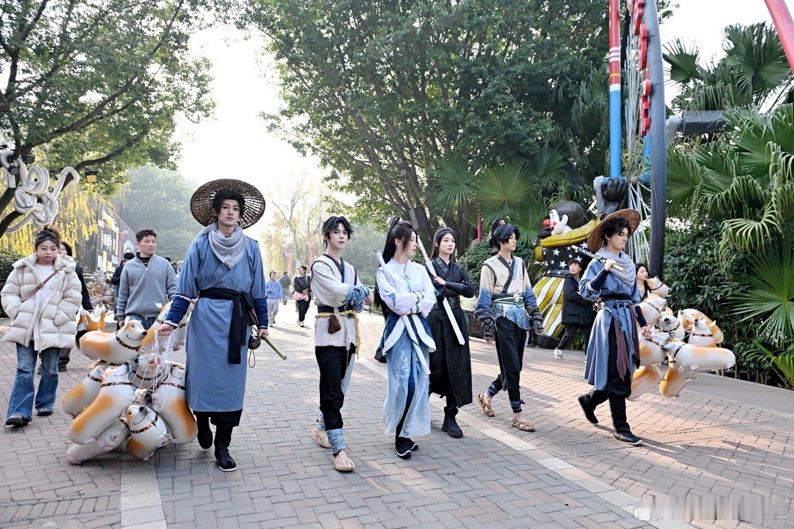 阿良从剑来猛到成都一边是动画第六集剑斩伪白玉京的高能，一边是成都欢乐谷的跨次元