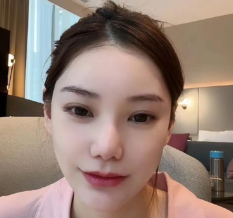 马筱梅直播说，过几天就带宝宝回北京，老公和婆婆都在北京，孩子户口也将落在北京。