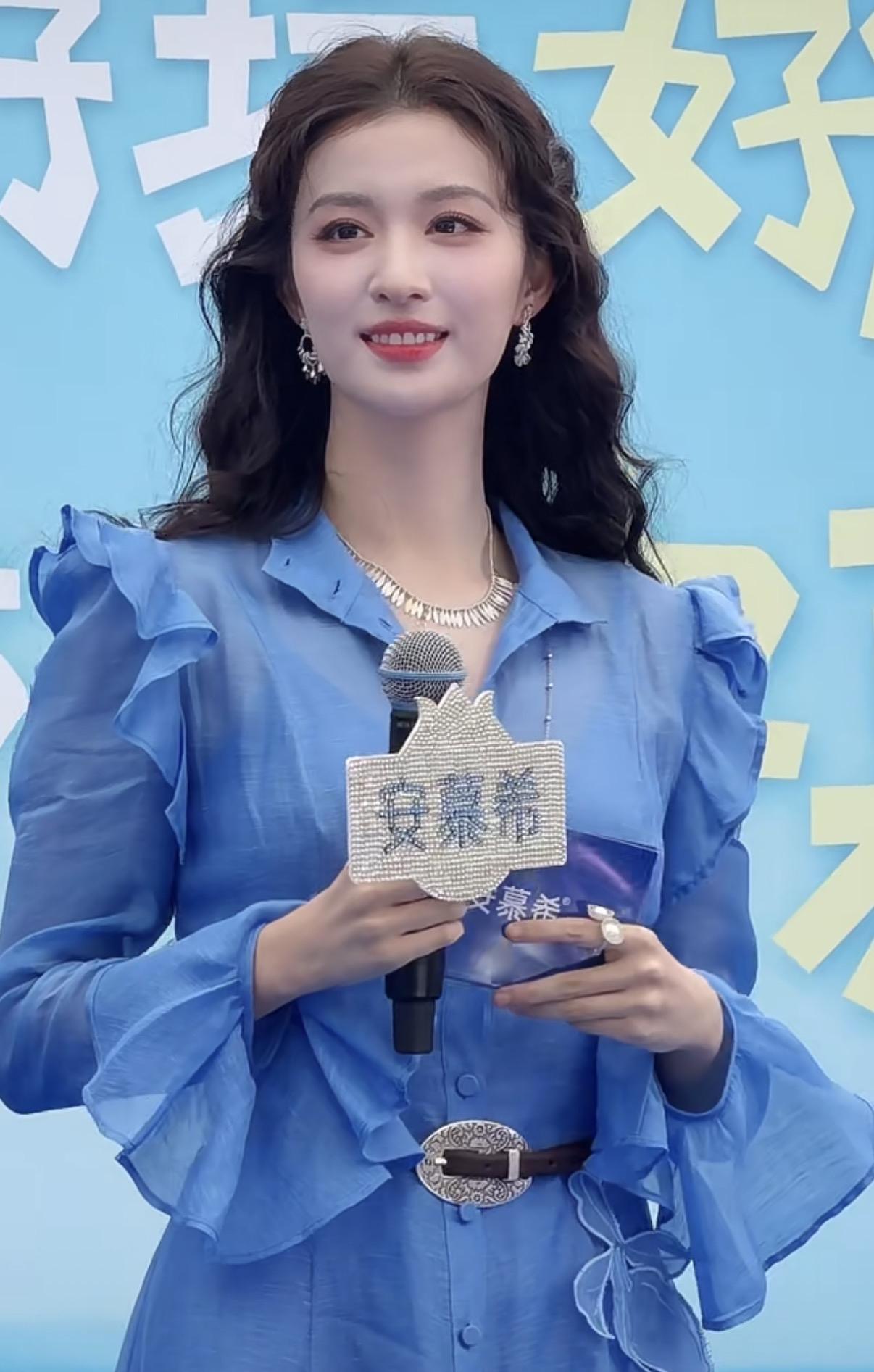 王楚然最新线下活动，在娱乐圈的女明星里面，她的颜值在我心里也是排前三了，虽然觉得