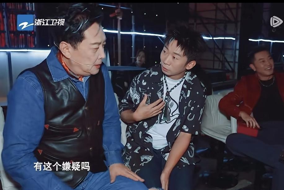 金靖：“强哥，你怎么评价我这个后辈呢？”唐国强：“后背？”金靖知道唐国强理解