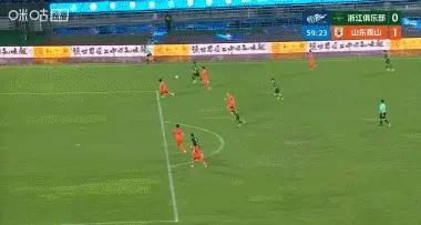 浙江队第一个进球真的不越位吗，从下面这个角度看明显程进的身体靠前，可是裁判吹罚越