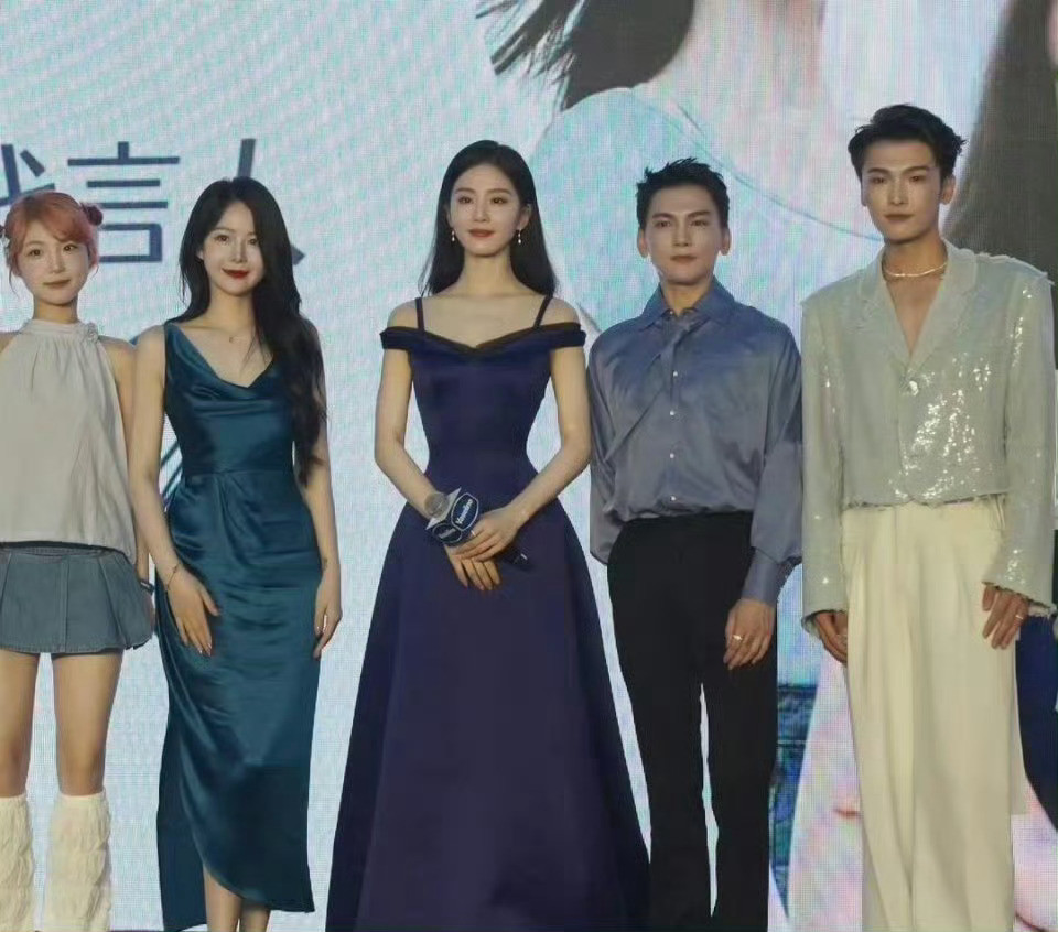 刘诗诗真的，，合照从来没输过，属于人群中会发光的存在，为什么还有人拿她的脸说事？