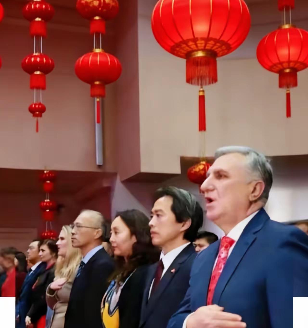 西安咸阳机场，1992年冬天，一个穿旧呢子大衣的乌克兰老头递上皱巴巴的党员证复印