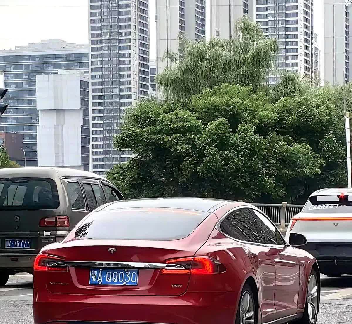 一直以为特斯拉只生产纯电车，没想到居然还有纯油车特斯拉？家人们谁懂啊，今