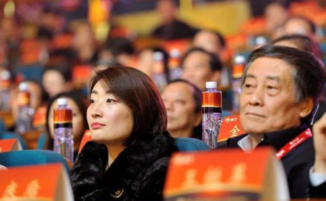 大瓜！宗馥莉亲奶奶另有其人？宗庆后与弟弟妹妹并不是一个母亲生的。他比宗泽