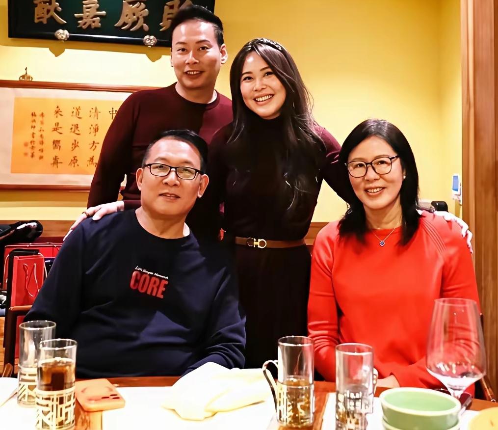 退休后的郎平日子清闲惬意，同丈夫女儿同框，满是温馨幸福感。年过花甲依旧黑发浓密