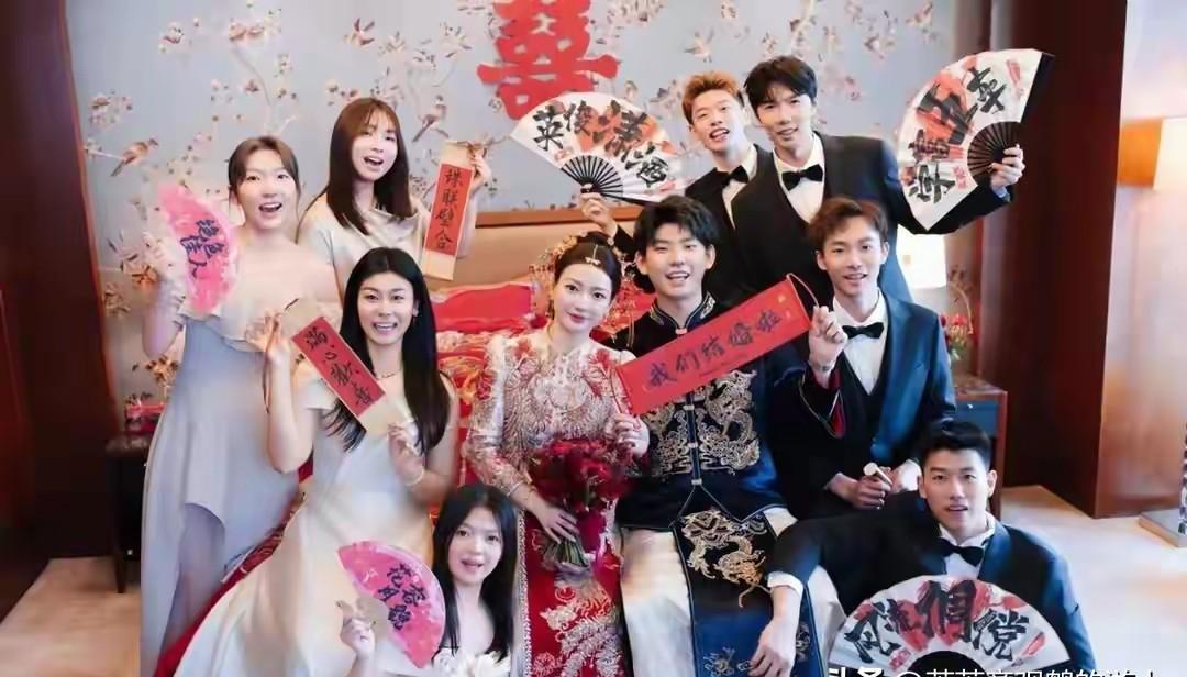 这场婚礼的伴郎团简直是把“天花板”给捅破了！一眼望去全是190+的大高个，李俊