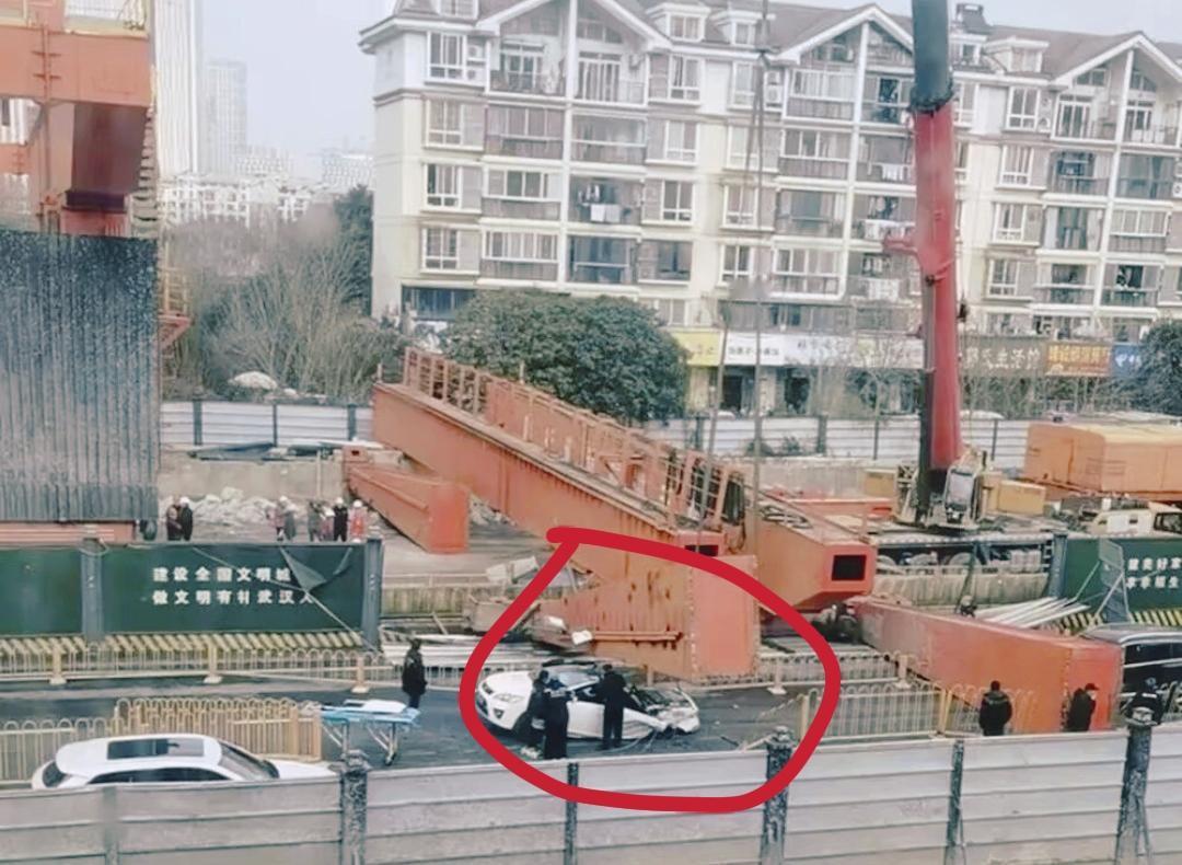 武汉这起龙门吊倒塌事故，看得人后背发凉。我实在搞不懂，拆除30米高、几十吨重的