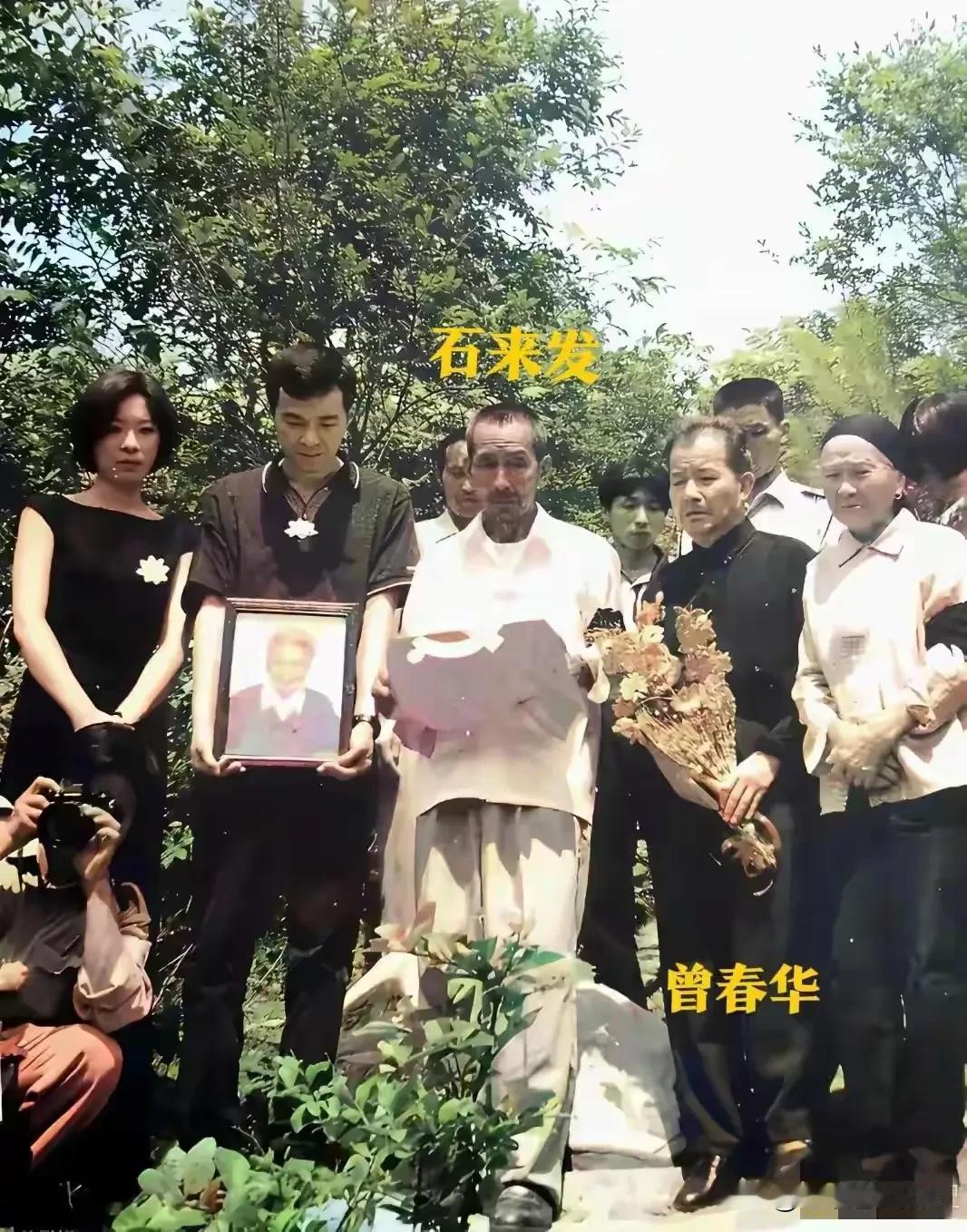这场肃穆的送别仪式，是护送革命前辈曾志的骨灰回归井冈山。画面中，陶斯亮的儿子张