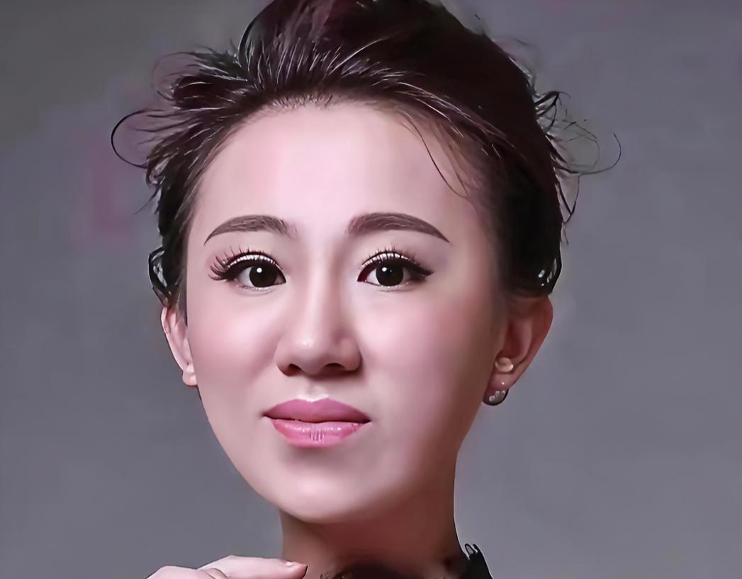 谁能想到，十几年前红透春晚舞台的东北姑娘，离了婚、让出儿子抚养权，如今却成了挺着