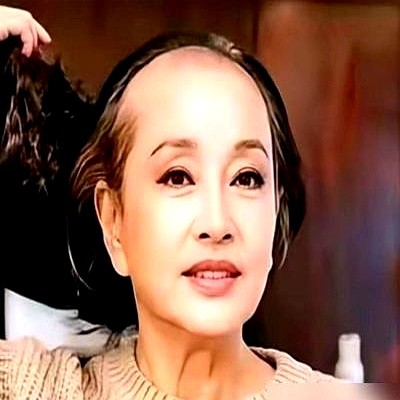 75岁的刘晓庆在话剧舞台上，当众拽下了戴了30年的假发。露出满头白发那一刻，台下先是一愣，接着掌声炸