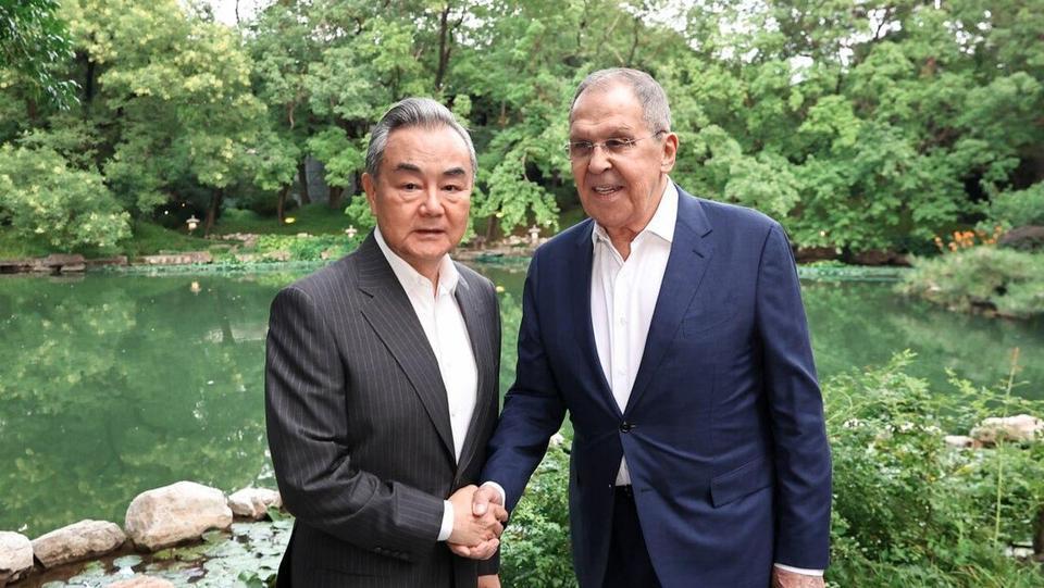最近国际舞台上最引人注目的“茶话会”非中俄莫属。 7月13日，俄罗斯外交部长