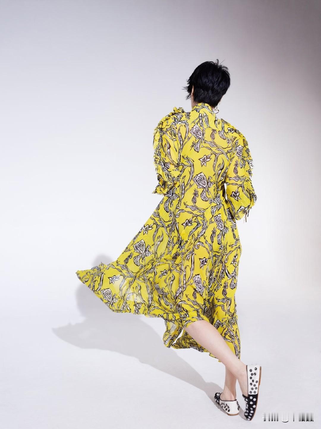 最近王菲用遥控器自拍当杂志封面，主打一个自由随性。我觉得这件衣服得动起来拍照