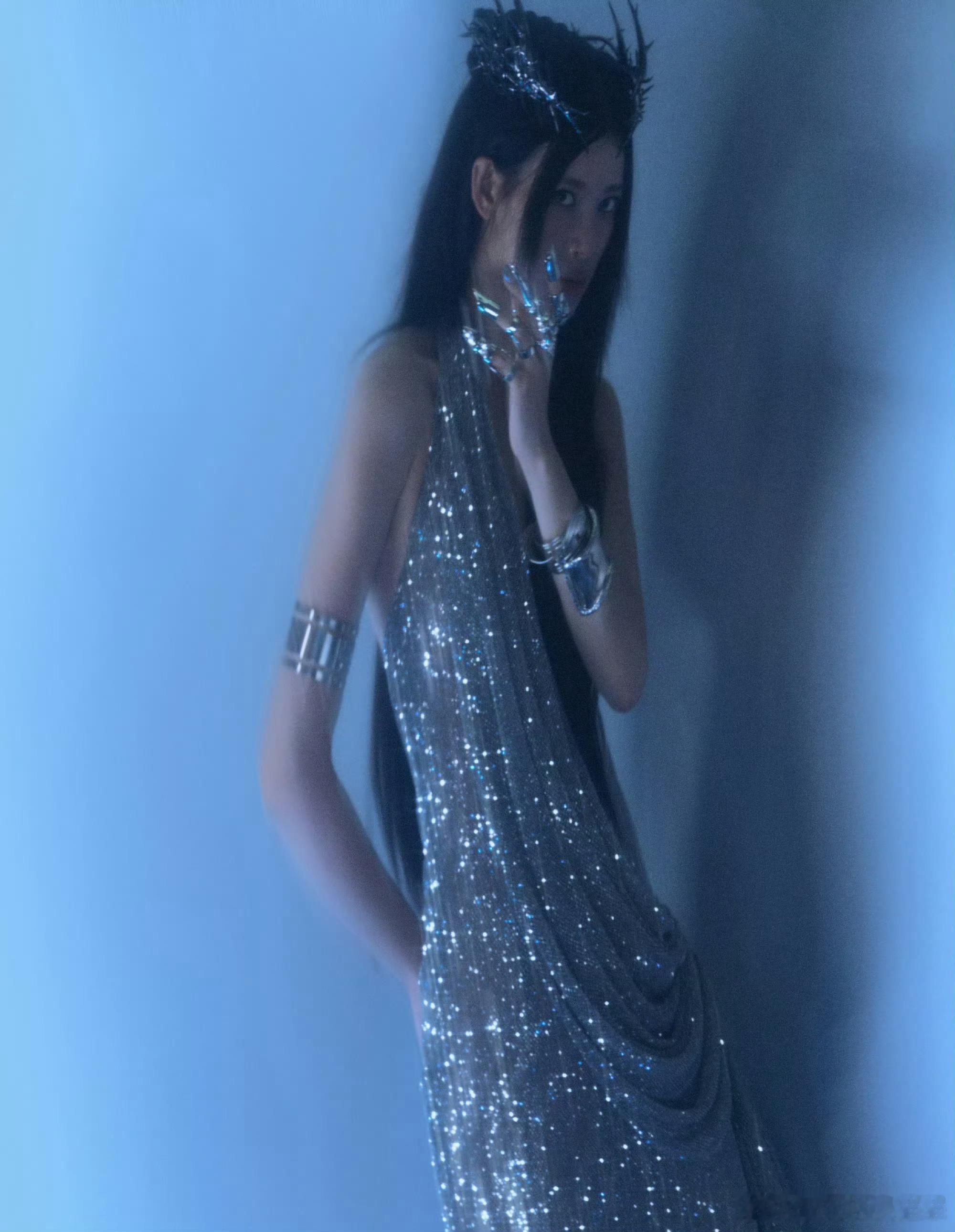 赵昭仪好长的一条人赵昭仪时尚之夜晒图真的好长一条人，妹宝这个选图也太有意思了，