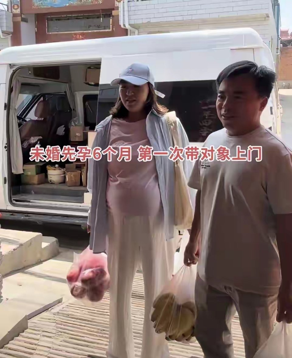 27岁女儿身怀六甲，带42岁男友登门，父亲怒摔西瓜当场发飙