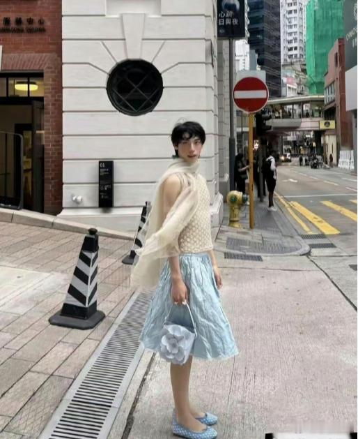 伊能静儿子这是要走跟向佐一样的赛道啊。