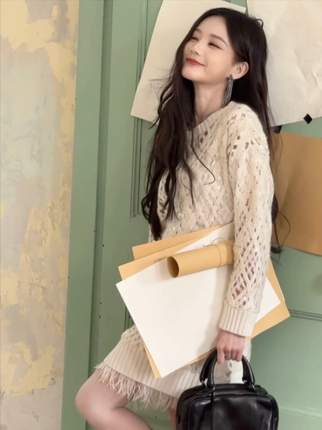 李一桐秋日温柔穿搭：镂空毛衣，简约有力的表达，诠释恒定温绒。李一桐