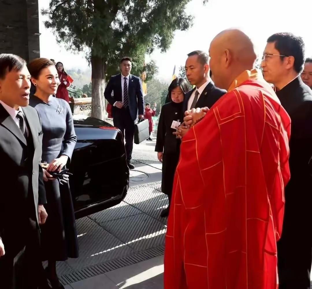 泰国国王拜的北京灵光寺的佛牙，和汶上宝相寺的佛牙，到底哪一颗才是真佛牙？就在