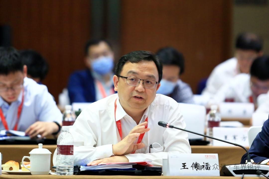 王传福认怂了？日前比亚迪全球销量涨涨涨，国内销量连续三个月下滑了，王传福坐不住