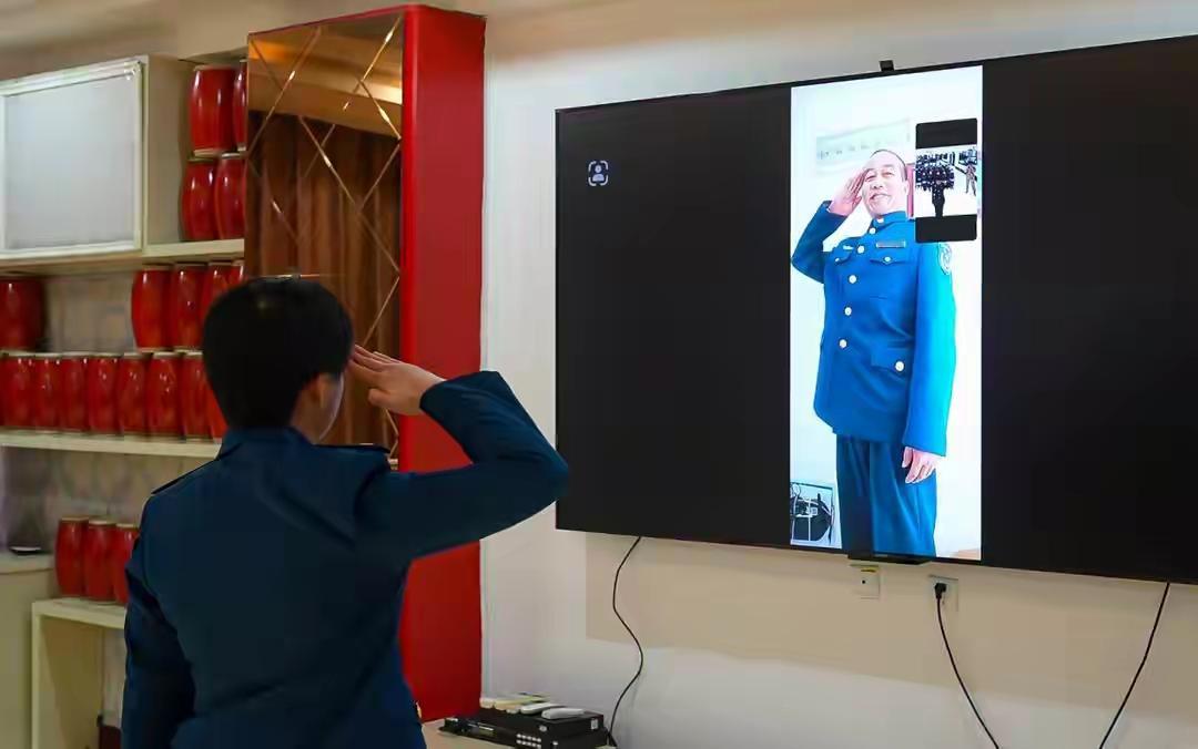 新兵隔着屏幕向一级军士长爸爸敬礼，这一幕太戳人了。北部战区空军新兵胡欣丽，在集体