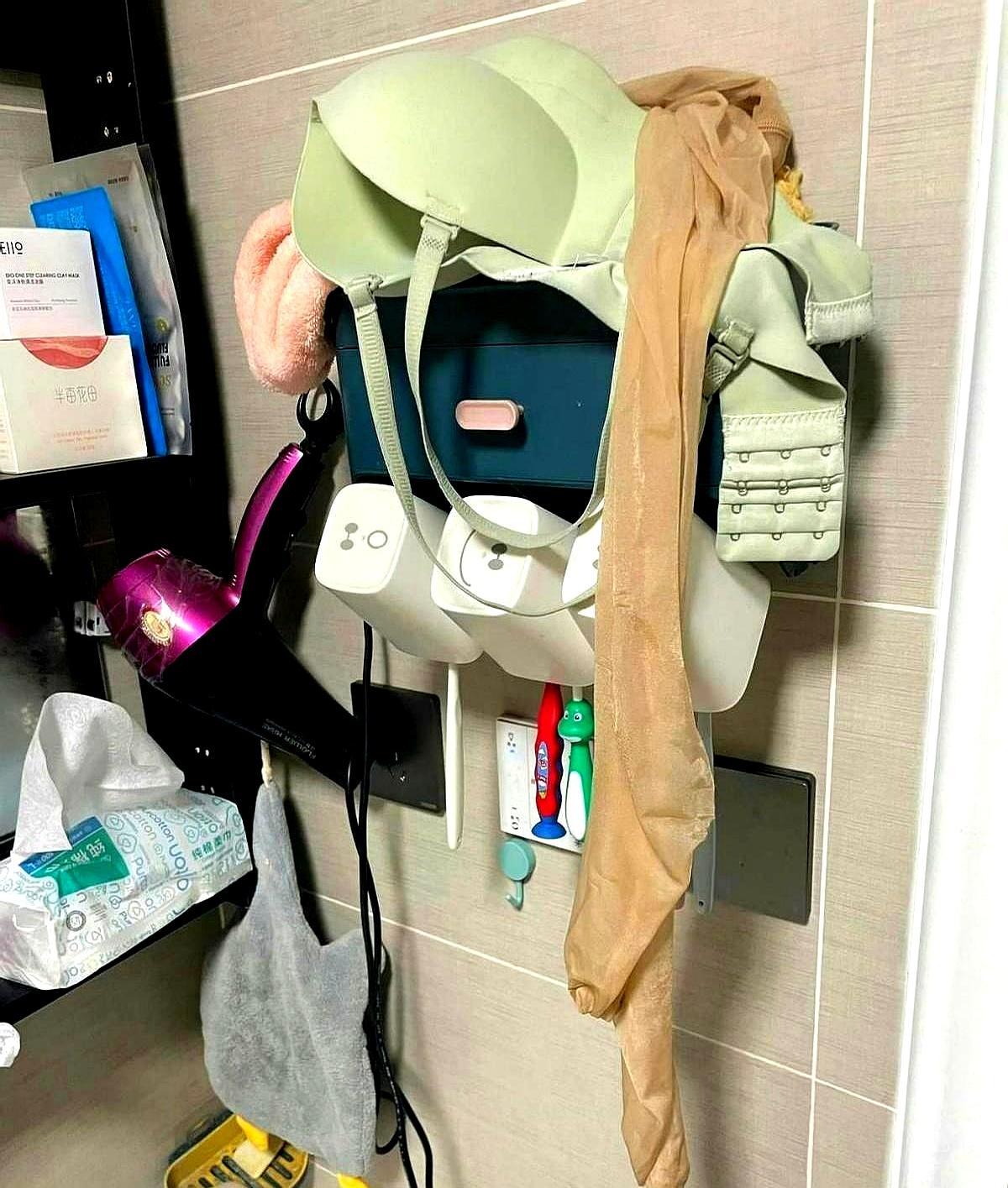 零下7度，她穿短裙不冷袜子短一截，靴子再贵也白搭。我上周就这么干，结果小腿