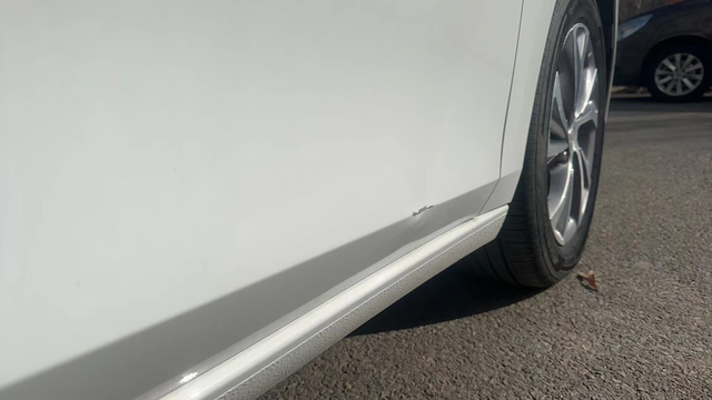 车门腰线撞花坛上了这咋修侧方停车没注意刮花坛上了，问了4儿子店说不好修，得钣金