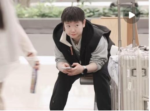 孙颖莎机场“小手手”打字名场面，这也太可爱了吧！谁懂啊家人们！刷到莎莎在机
