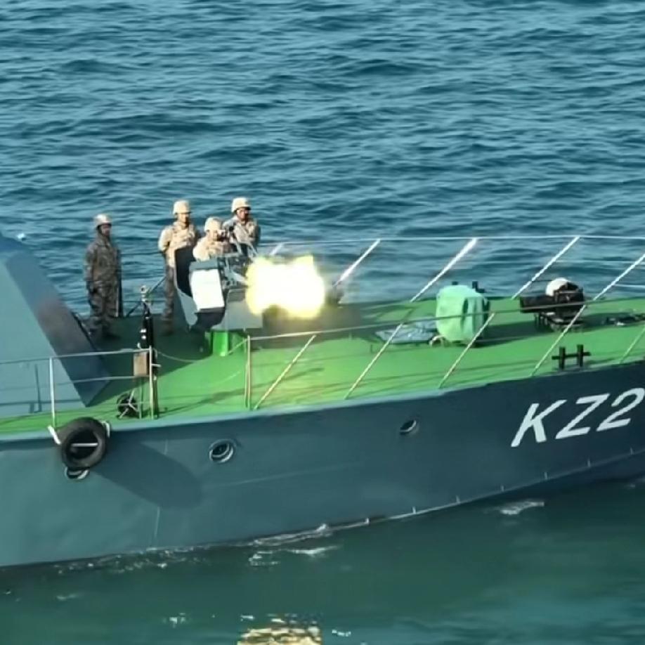 空军船艇部队的14.5双联高平两用机枪对海射击训练。难得一见哦