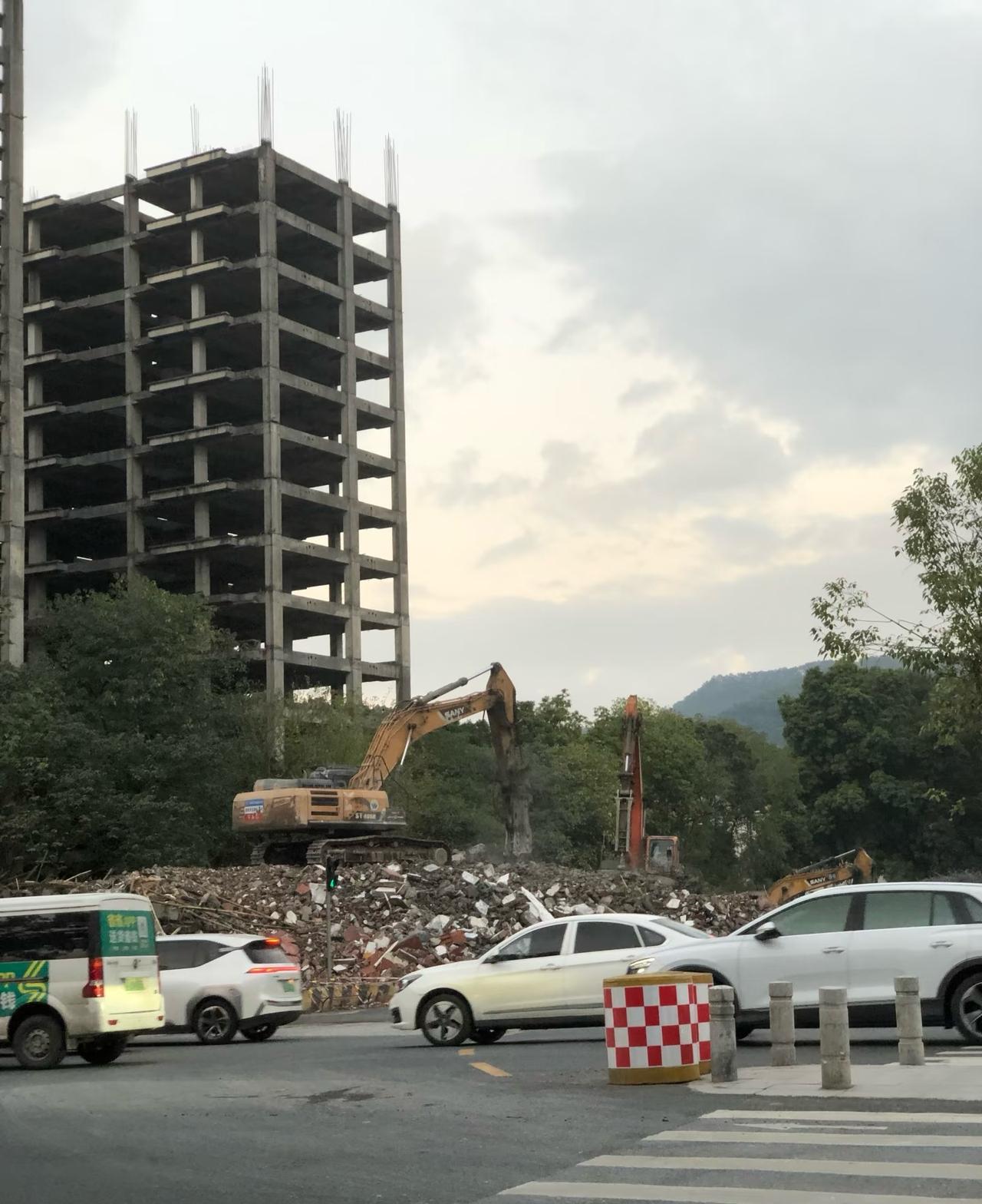 广州火炉山拆了。广州火炉山并非整体拆除，而是其周边部分区域进行改造，旨在提升