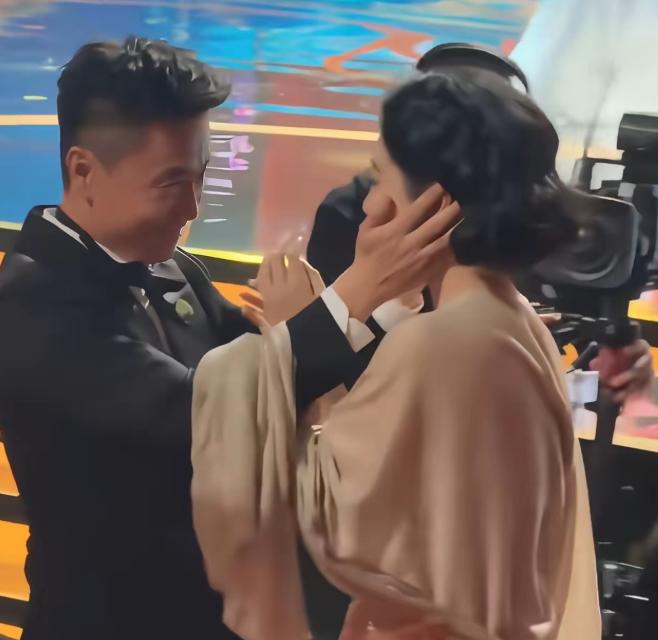 白玉兰现场，杨紫确定拿下最佳女主角后，身旁一个男的立刻起身捧住她脸颊，看着格外亲