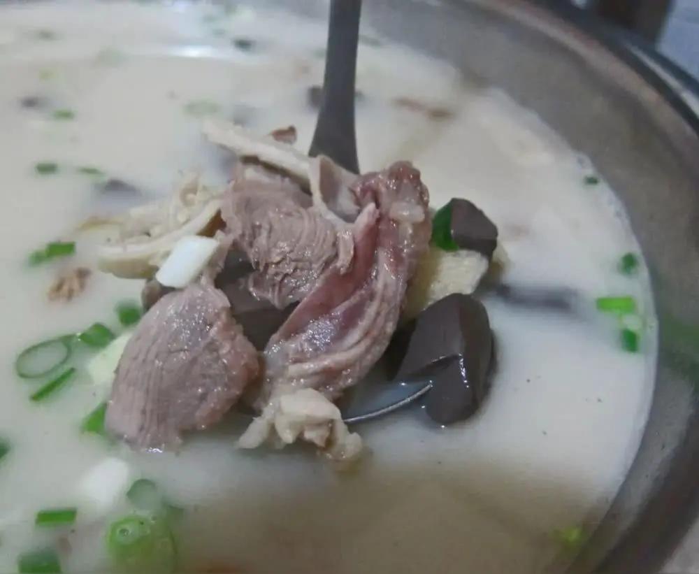 很多人炖肉时，总舍不得撇掉那层浮沫，觉得是浓缩的营养精华，留着汤才够鲜。可真相扎