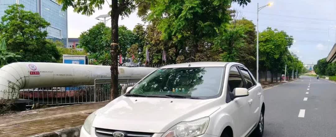 我的一位同事要换车了打算把开了十年的车卖给我说看在同事一场给2个W就