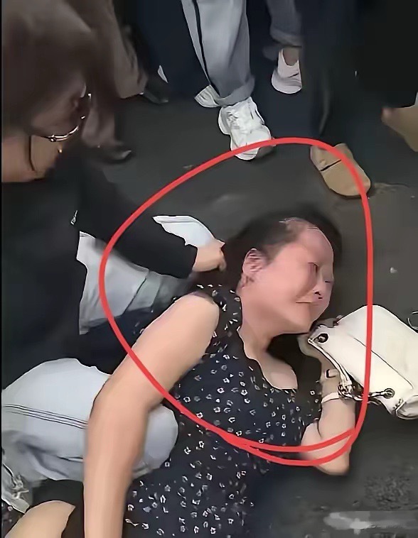 太冤了以为是三姐被原配压在身上，里三层，外三层的拔，打了个把小时，发现打错人了，