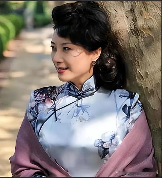 她属于并不是一眼就惊艳的美女，但她气质佳，演女特务、女领导等角色，形象深入人心，