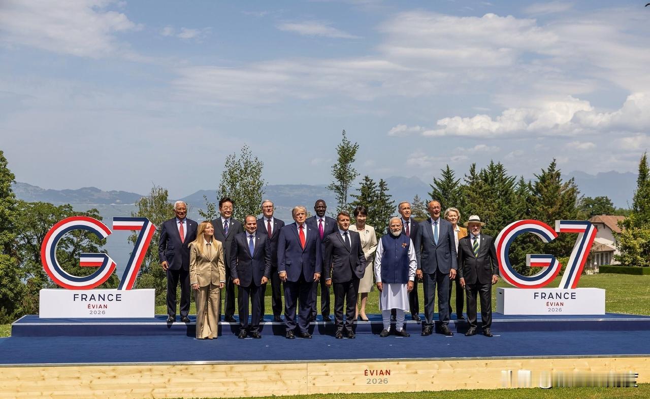 G7峰会的站位有点意思了！1.特朗普这次“亲自”拍照了。2.欧盟冯德莱恩被放