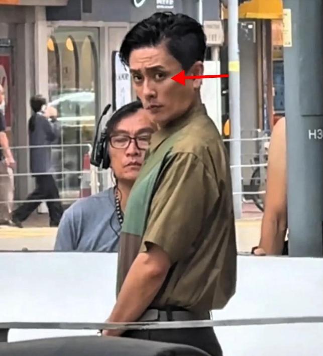 44岁黄宗泽越来越瘦了！近日，有网友在香港街头偶遇到了TVB当家男主黄宗泽，