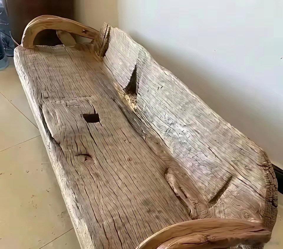 这张破木椅子，老人家要价卖一万八，大家看看值不值