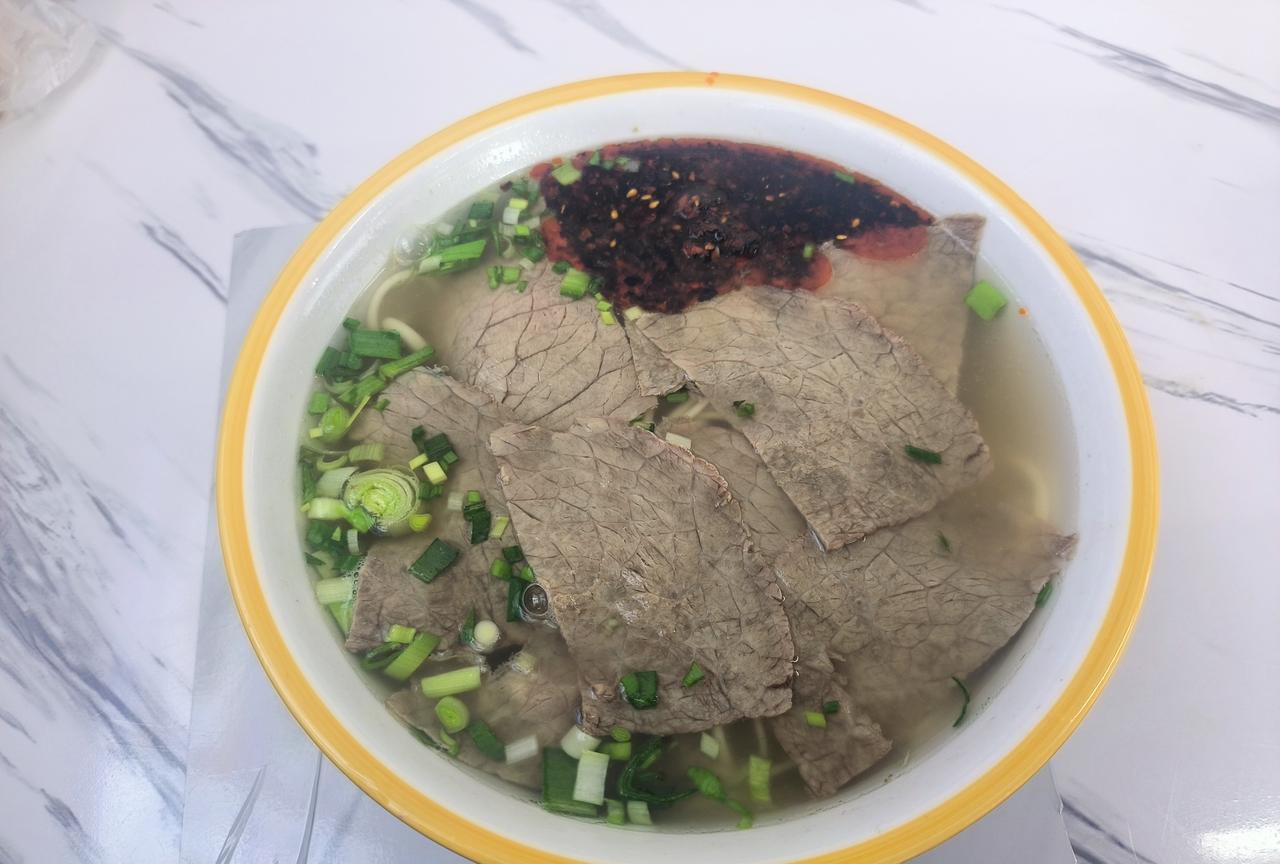 加肉牛肉面，你猜是多少钱，仅需22元。看着肉不少，其实只是薄薄的一层，而且是全铺