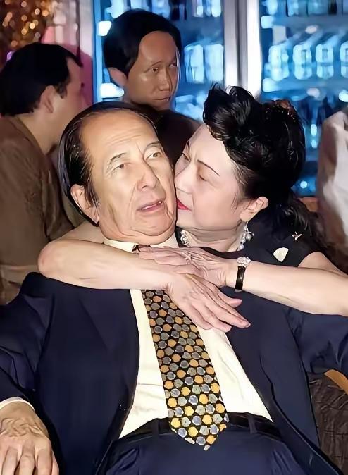 赌王这些姨太太，为什么这么喜欢亲赌王呢？因为何鸿燊是个有本事的男人，他身上有那种