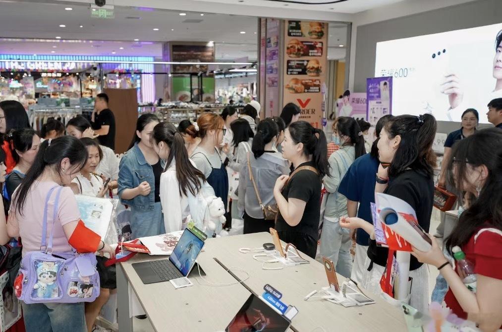 高考毕业生扎堆买幸运星手机高考结束第一件事：换新机！今天线下探店直接被荣耀门