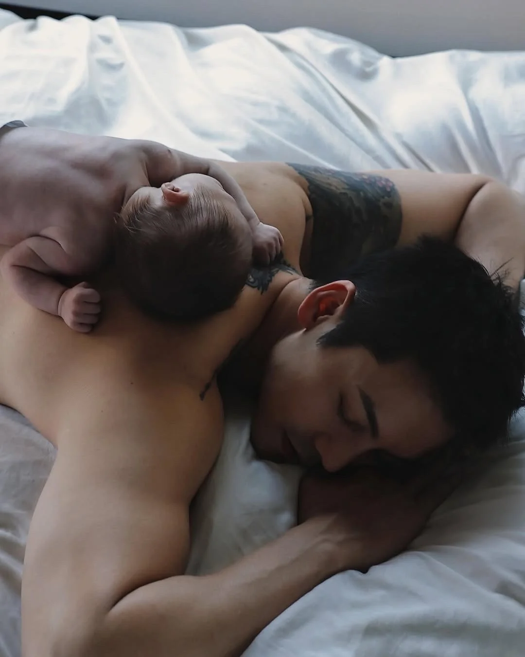 何穗晒陈伟霆与儿子合照，好幸福的画面！