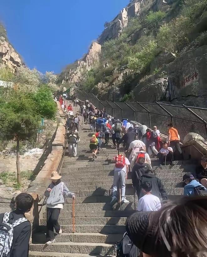 135公里的刀片刺网，远远望去，就像给五岳之首死死缠了一圈“铁腰带”。有人调侃这