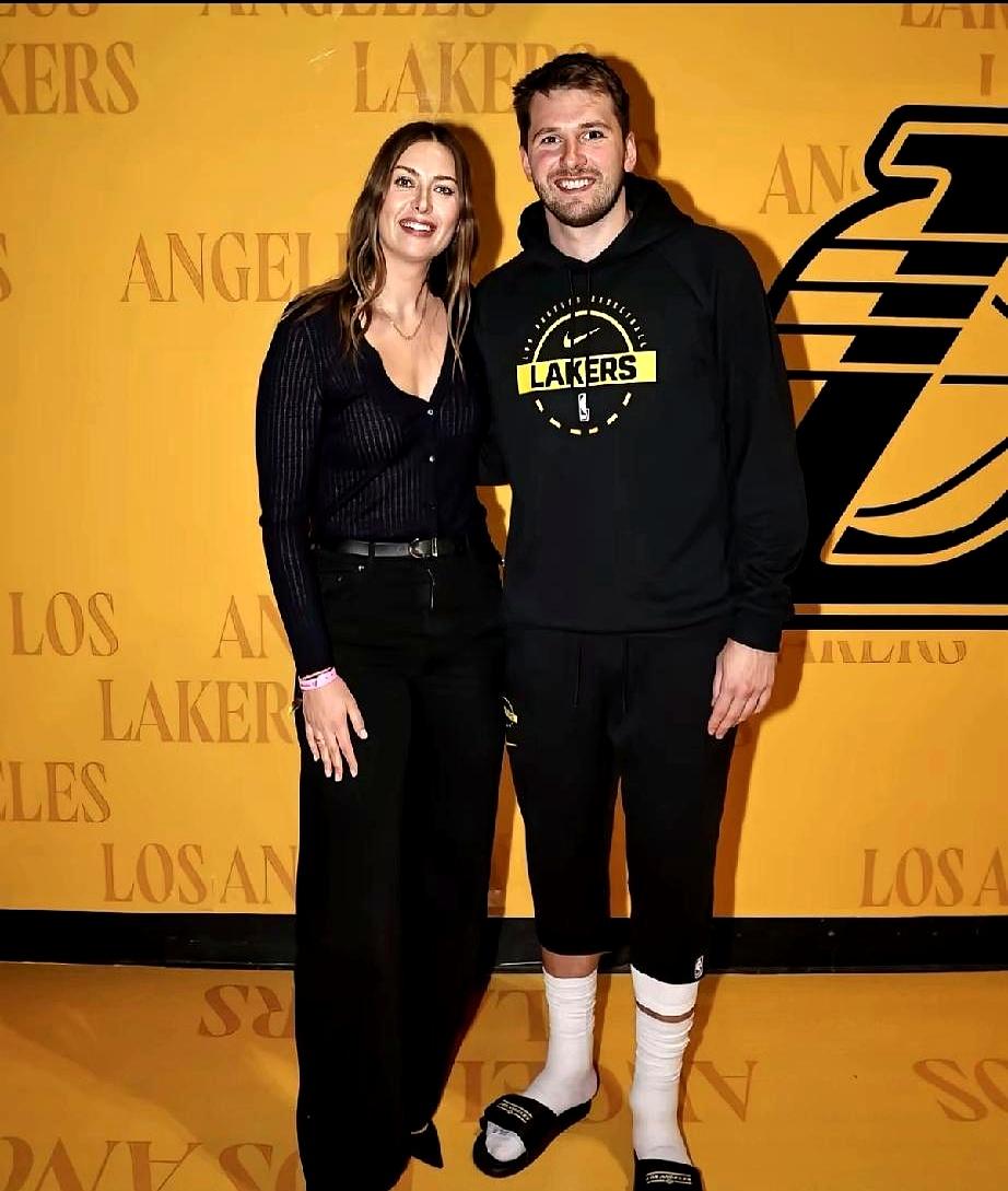 莎娃这是特意来看东契奇比赛？好家伙，东契奇刚分手，这位网坛女神就罕见地出现在湖