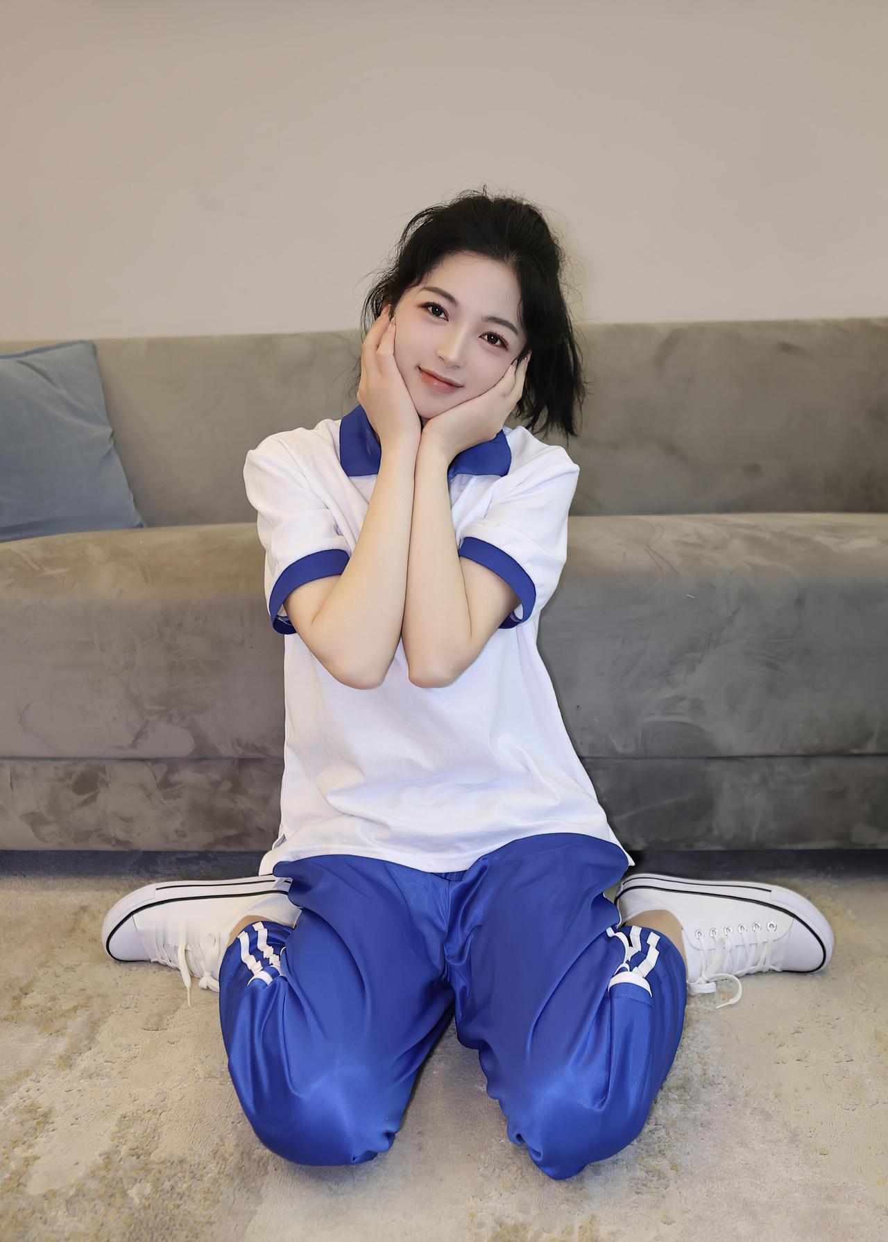 元气少女坐沙发，蓝白校服俏皮可爱甜妹