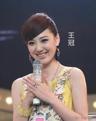 看来看去还是主持人王冠最美、最漂亮受喜欢，是几位主持人里面颜值最高的一个。董卿颜