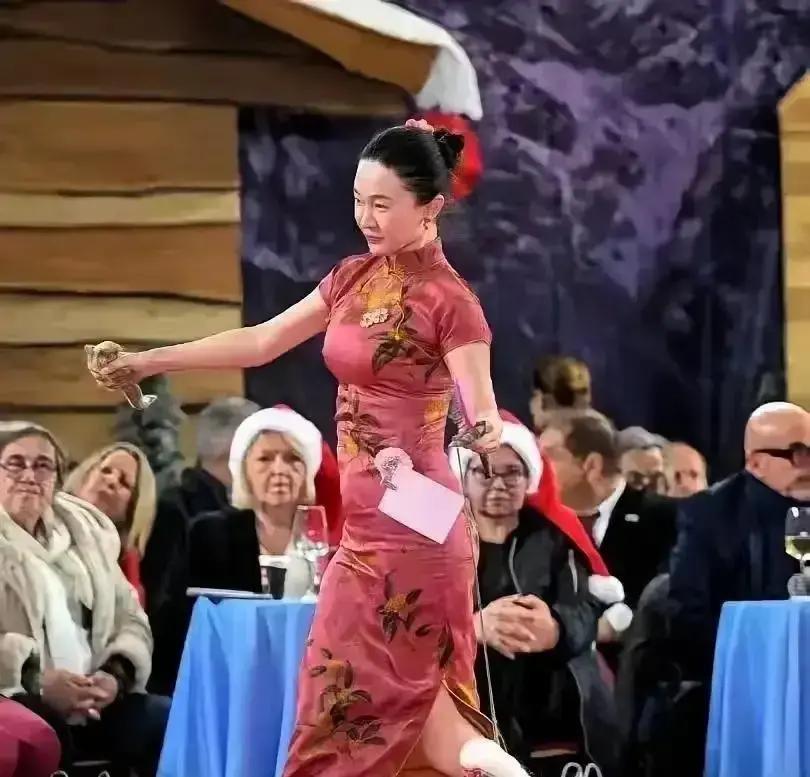 霍思燕穿墨绿对襟长裙配绒花头饰走红毯，照片一出直接刷屏。她把旗袍腰线上提，肩膀