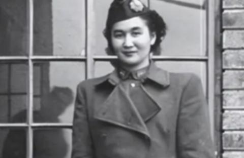 1940年，地下党员康乃尔正在茶楼打牌时，突然一位军统女特务走过来拍了拍他的肩膀