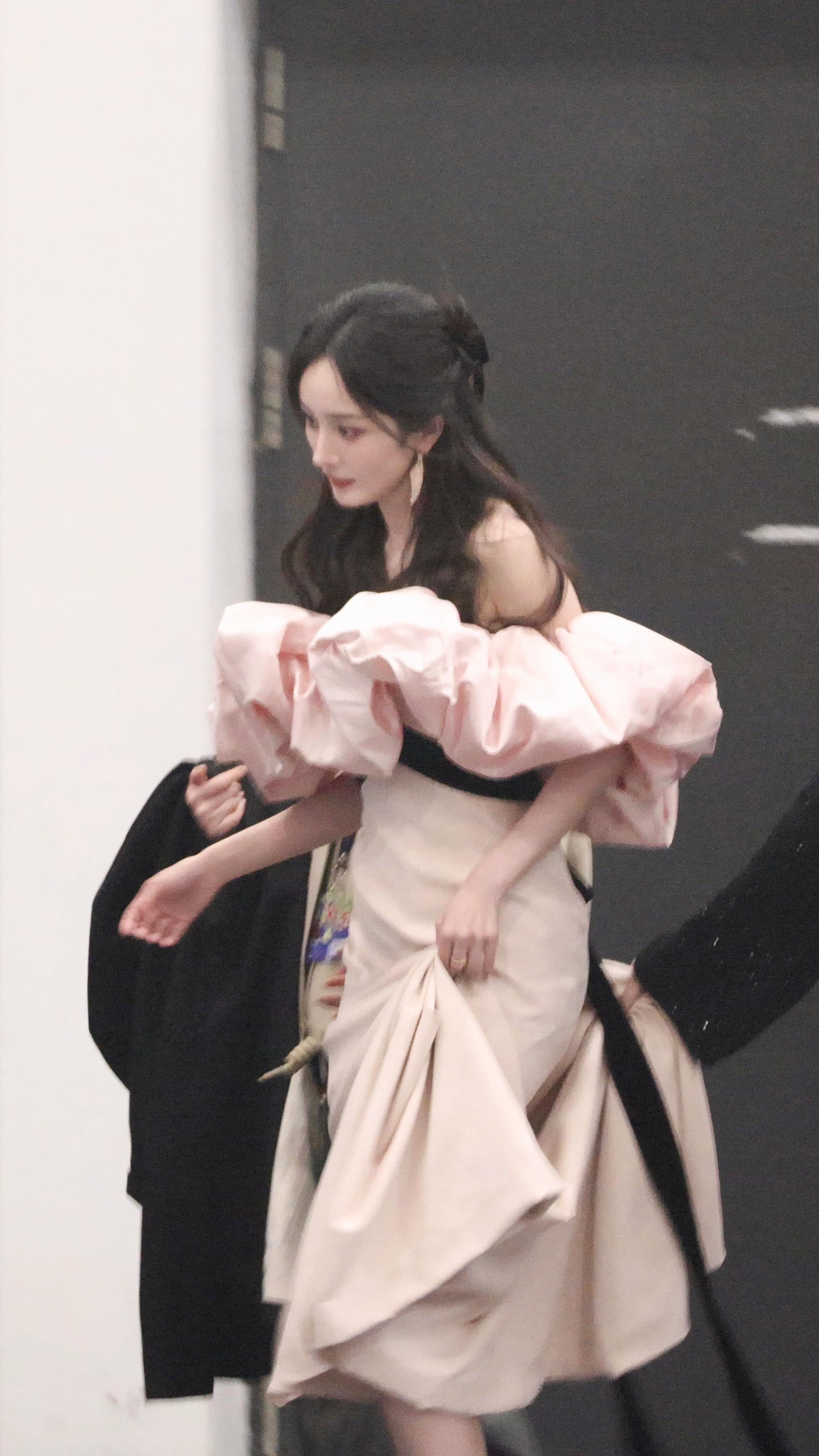 杨幂美人提裙摆