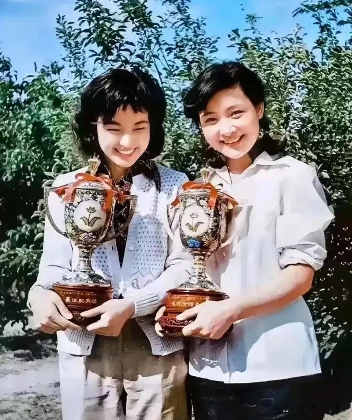 1980年刘晓庆与陈冲荣获百花奖时的一张值得收藏的合影。那时候她们的表情非常惊艳