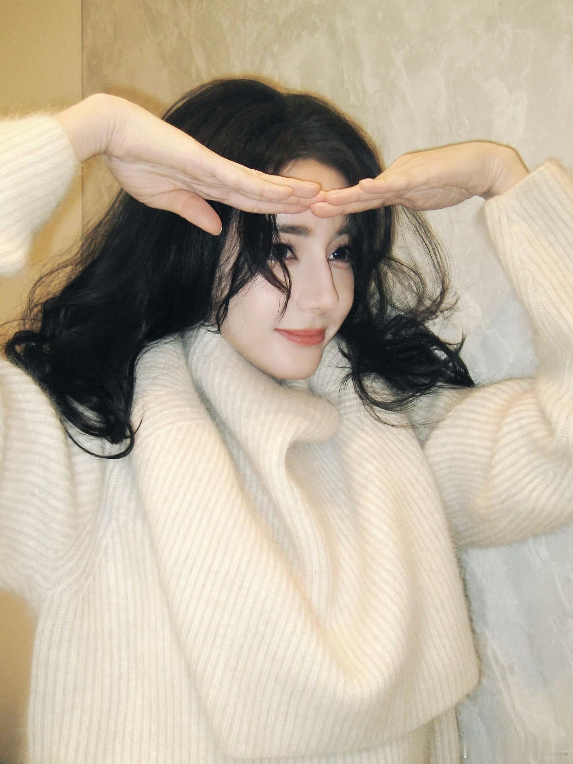 迪丽热巴小奶糖迪丽热巴毛绒绒的小白兔这个奶糖巴巴不要放过啊